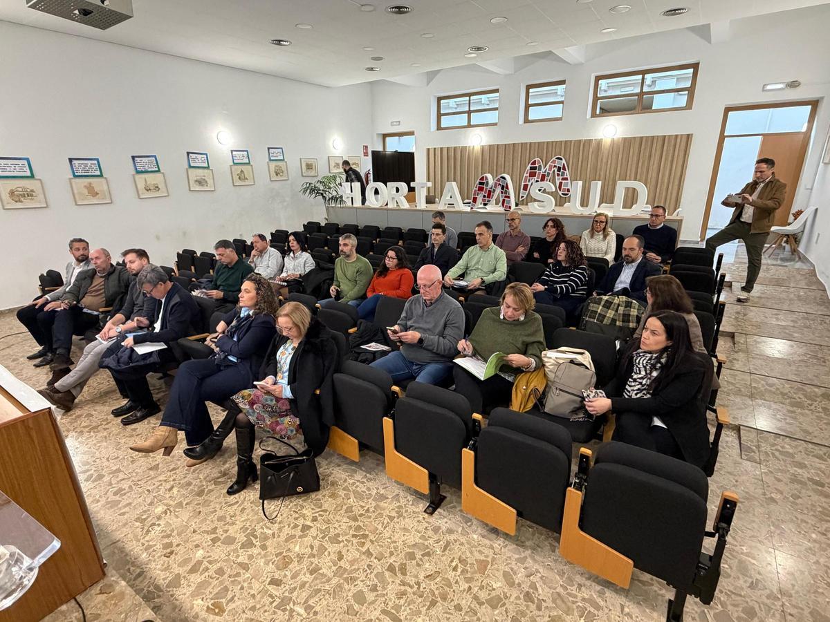 Alcaldes, alcaldesas y concejales en la reunión con el comisionado.