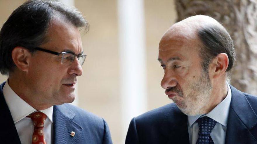 Rubalcaba ofrece a Mas una reforma constitucional en lugar de la &quot;ruptura&quot;