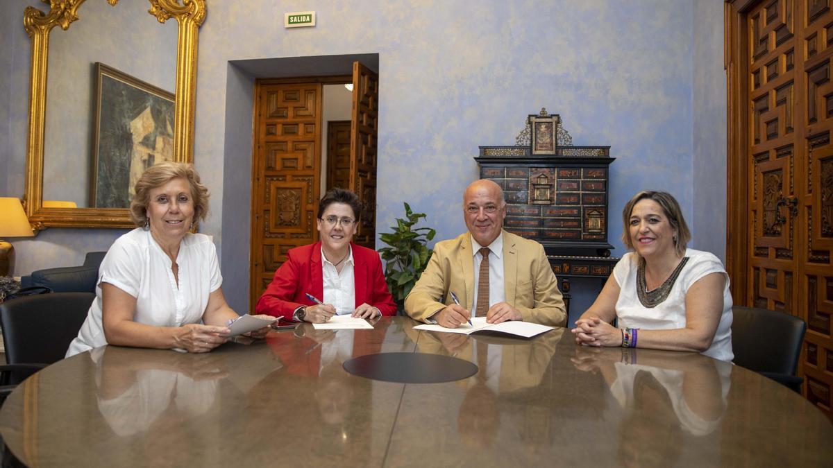 Firma del convenio entre el Ayuntamiento y la Diputación.