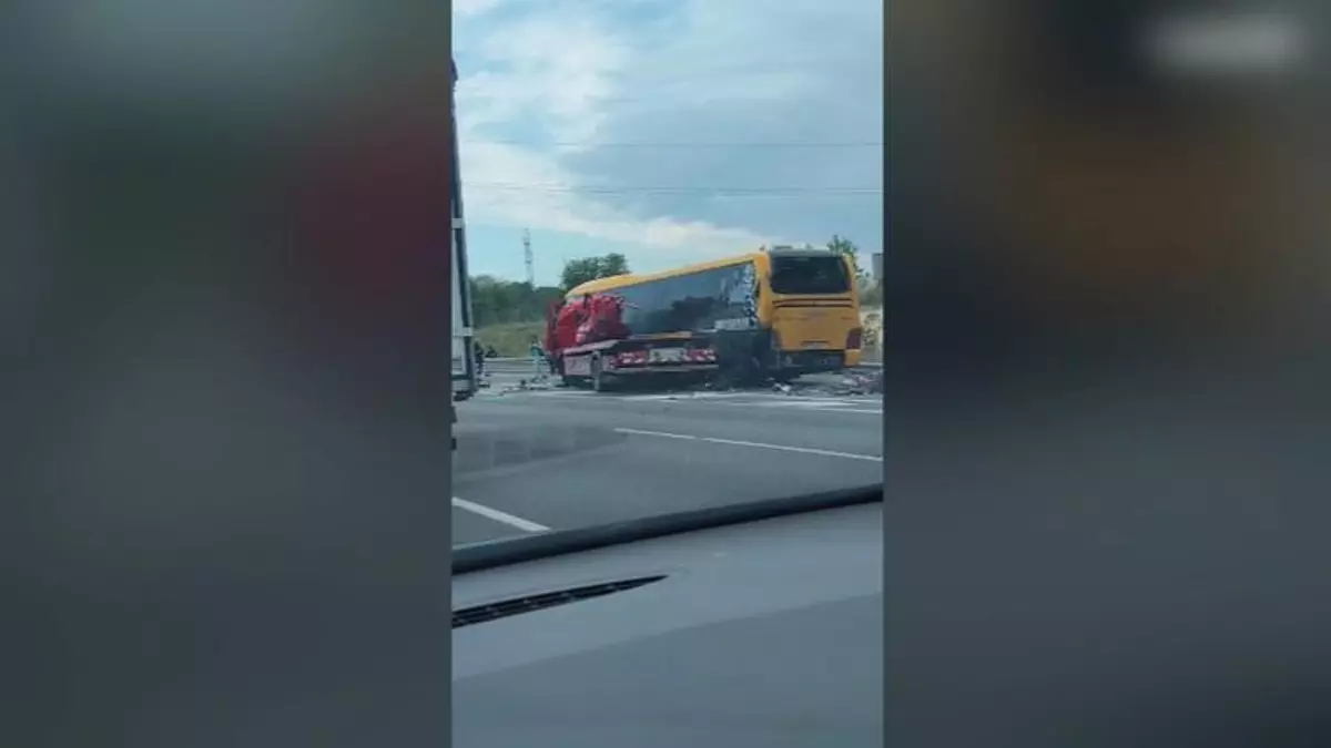 Veinte heridos, tres de ellos menores, en un accidente múltiple entre un bus, un camión y un coche en Valencia