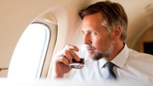 No bebas alcohol mientras vas en avión: razones por las que es peligroso