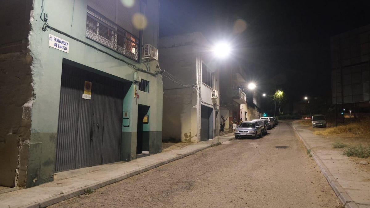 Calle donde el varón se ha atrincherado en una vivienda con un machete.