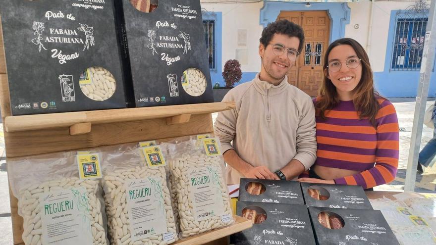 La faba asturiana rejuvenece y da &quot;calidad de vida&quot;: historia de Arián y Noelia, de Madrid a Grado en el camino a Regueru