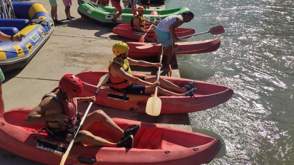 Sebastián Yatra haciendo rafting en Cieza.