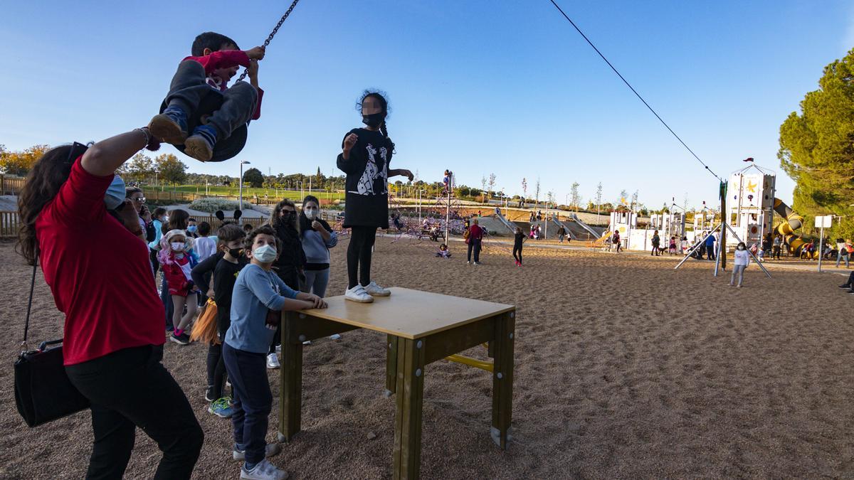 Ciudadanos disfrutan de la zona ampliada del Parque del Príncipe.