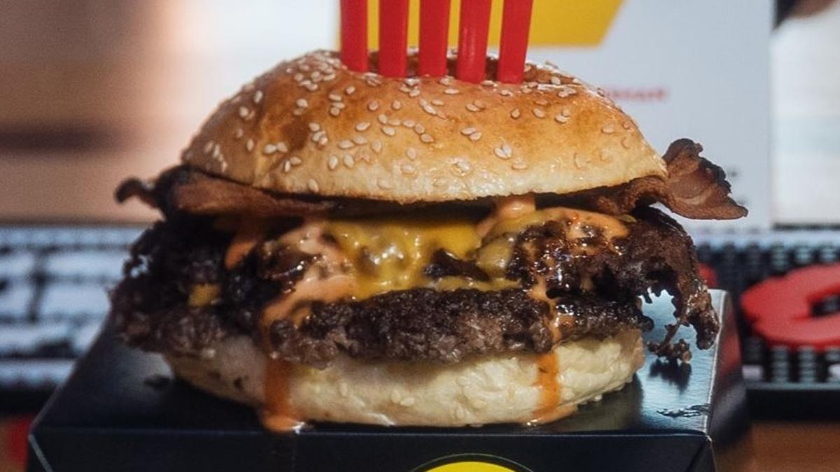 La creación ganadora del II Concurso de Hamburguesas de España: la Doble Smashed Burger de vaca rubia gallega de la madrileña Junk Burger.