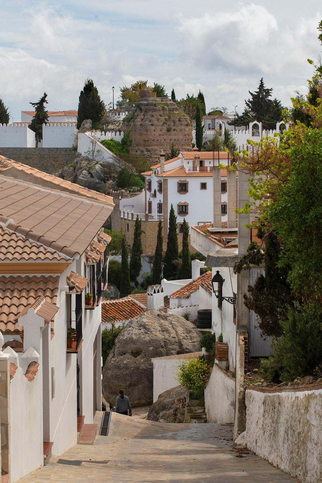 Comares, con las ruinas de su castillo al fondo.