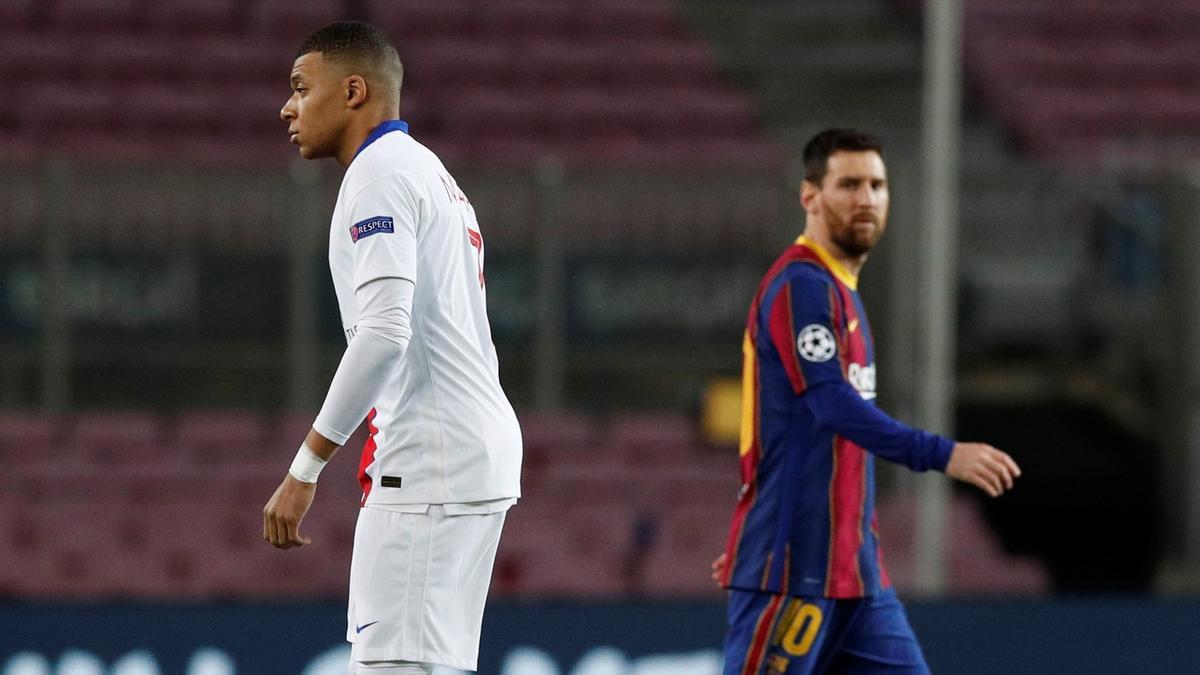 Messi mira a Mbappé.