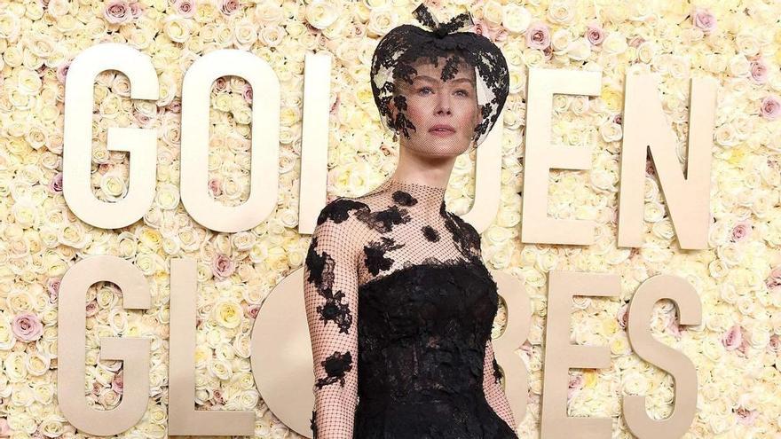 La razón por la que Rosamund Pike se cubrió su rostro en los Globos de Oro