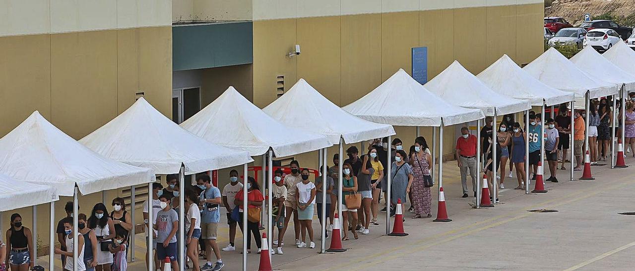 En Ciudad de la Luz y el pabellón de El Toscar se vacuna estos días sin cita. | HÉCTOR FUENTES/ANTONIO AMORÓS