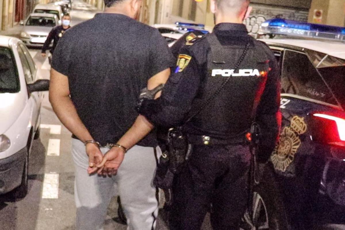 Dos detenidos por apuñalar a un hombre en un portal de Alicante