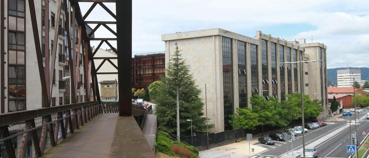 Edificios de Ferro y Politécnico vistos desde la pasarela que salva la avenida Otero Pedrayo y conecta los dos campus.   | // IÑAKI OSORIO