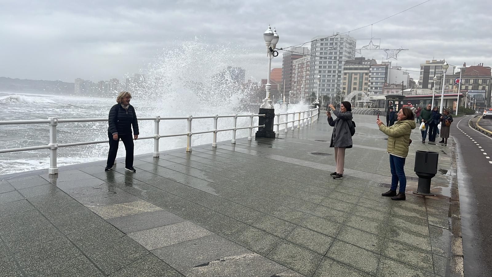 El oleaje sigue azotando la costa de Gijón