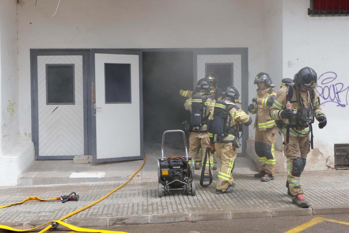 Galería de imágenes del incendio en los bajos del antiguo cine Cartago de Ibiza