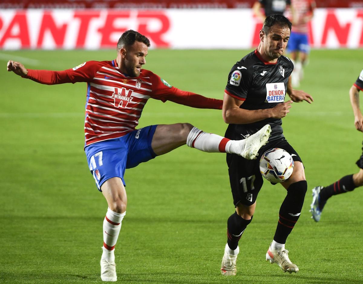 Un Granada serio y eficaz hunde a un Eibar errático.