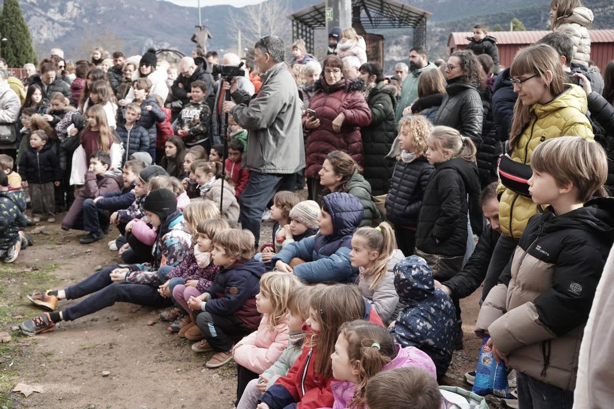 Un centenar d'infants acompanyen els reis a recollir el carbó a Sant Corneli: "És molt maco i proper”