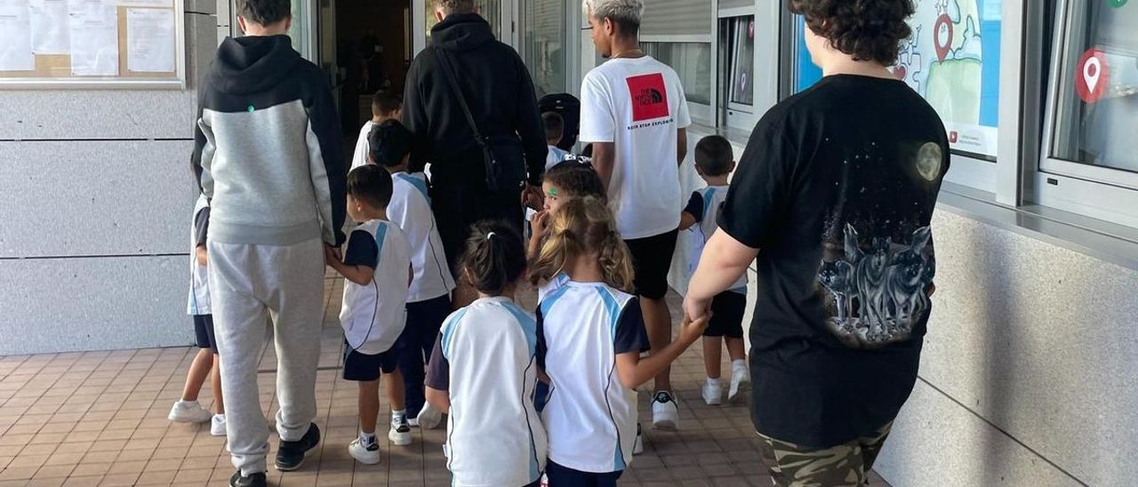 Alumos de secundaria de Calasancias Vigo acompañan a sus compañeros de ciclos menores.