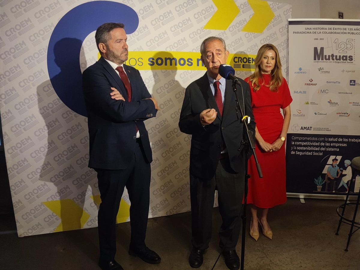 Juan Roca, presidente de Amat, este martes antes de la presentación del informe junto a López Abad y la consejera López Aragón.