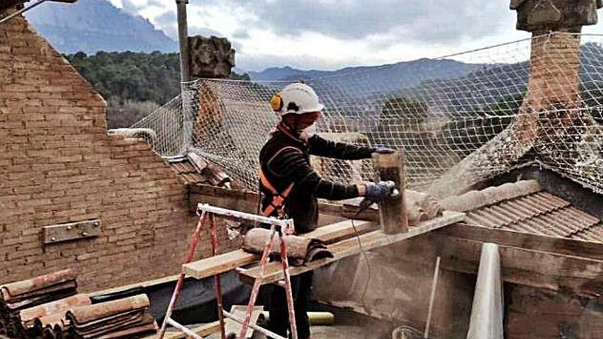 Treballs a la coberta de l&#039;església de la Bauma de Castellbell i el Vilar, que el consistori té cedida per 25 anys