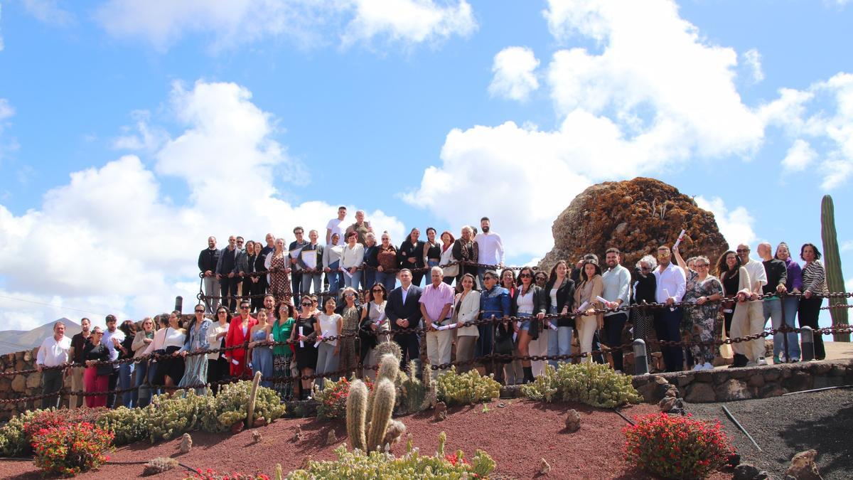 Grupo de alumnos, profesores y representantes municipales