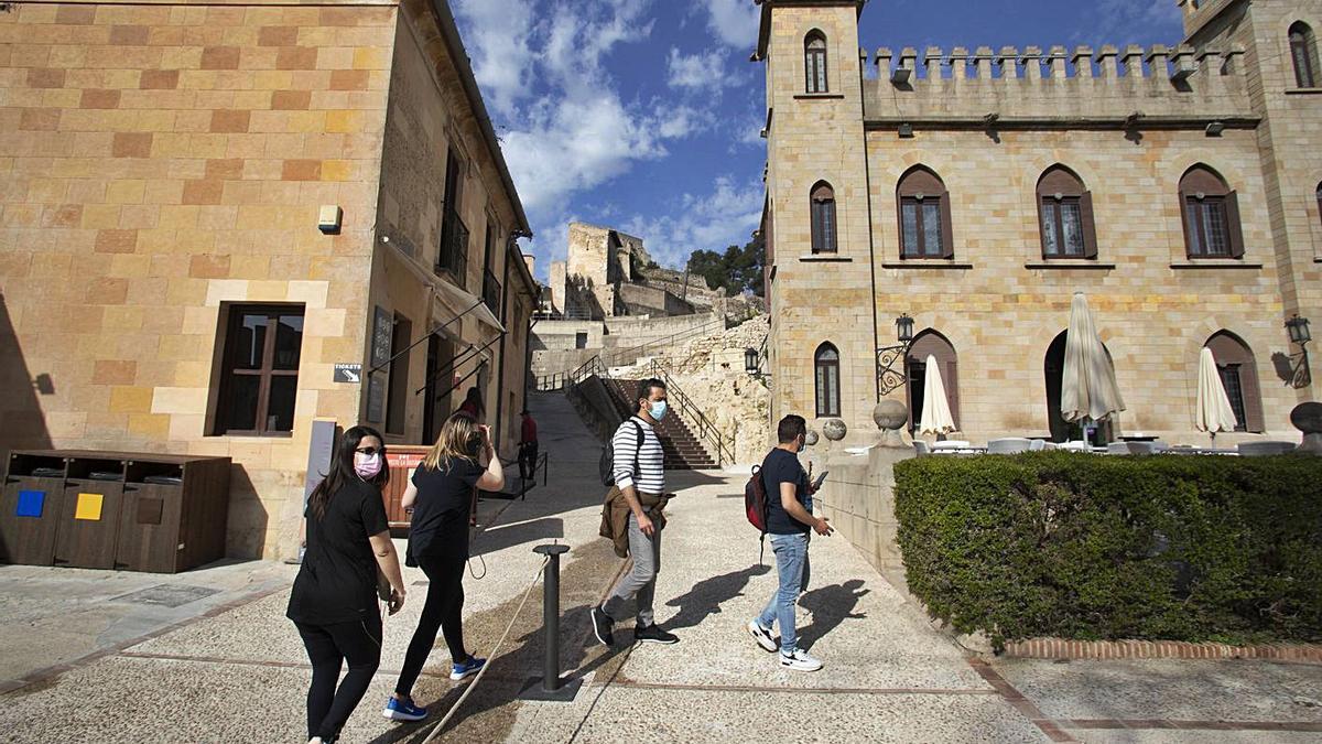 Visitantes en el Castell de Xàtiva, la semana pasada tras su reapertura este año. | PERALES IBORRA