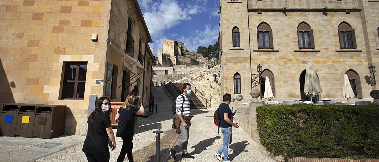 Visitantes en el Castell de Xàtiva, la semana pasada tras su reapertura este año. | PERALES IBORRA
