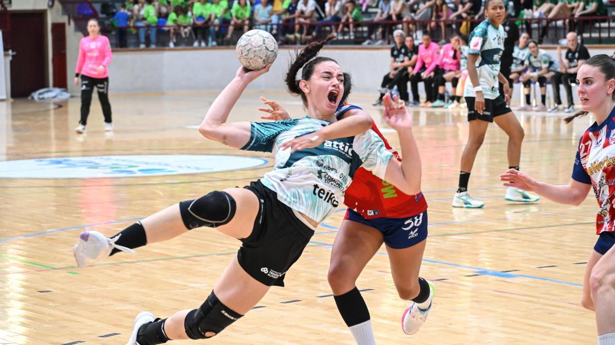 El Attic Go Balonmano Elche toma ventaja en la semifinal ante el Guardés (26-22)