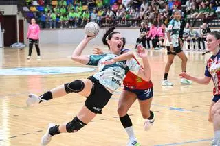 El Attic Go Balonmano Elche toma ventaja en la semifinal ante el Atlético Guardés (26-22)