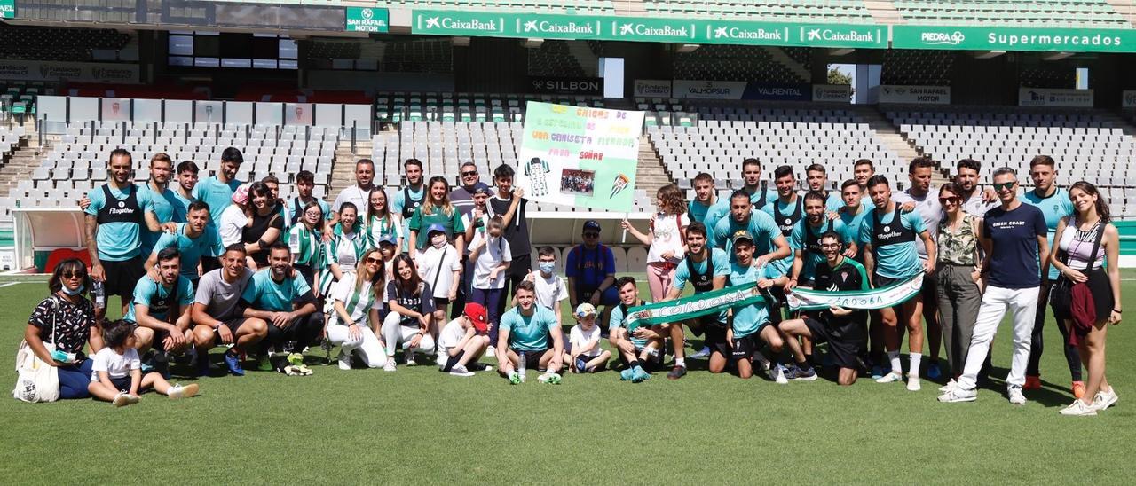 Los jugadores del Córdoba CF posan junto a los alumnos del Colegio San Acisclo y Santa Victoria en El Arcángel.