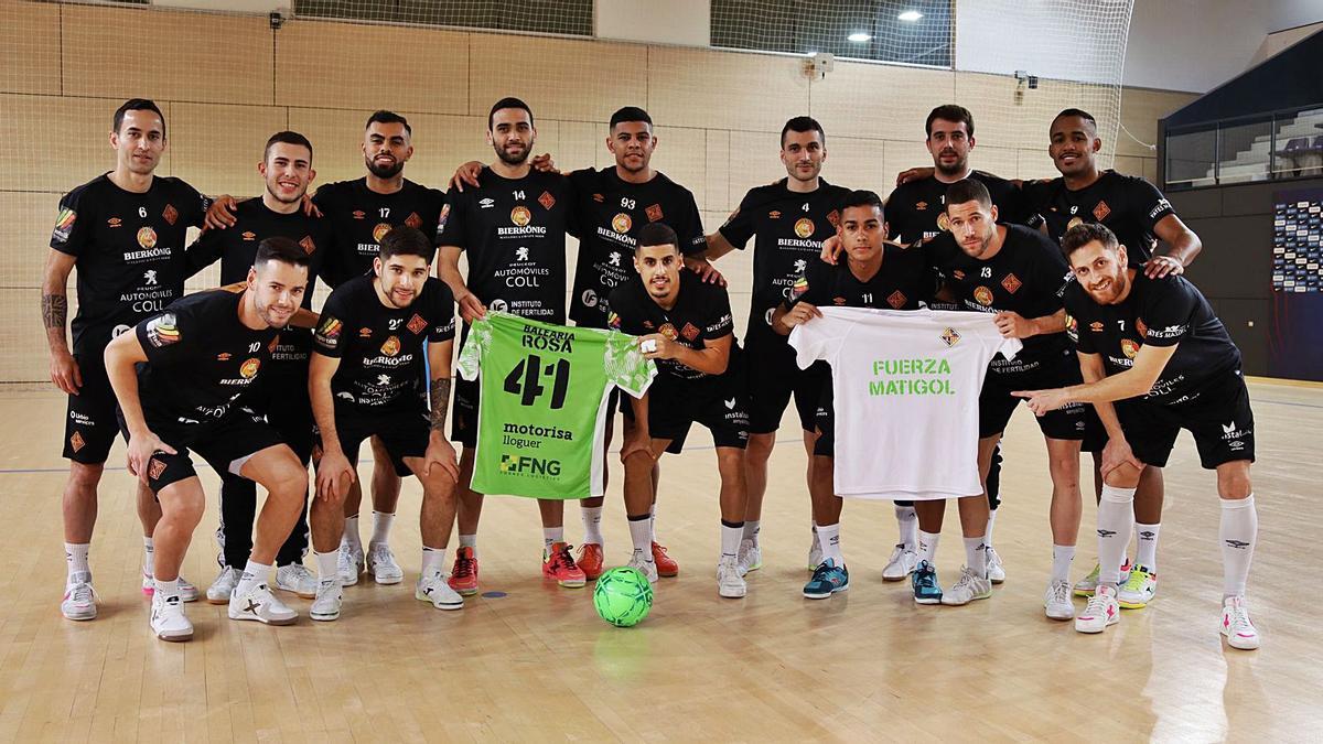 Toda la plantilla del Palma Futsal posa con la camiseta de Mati Rosa y un mensaje de apoyo para el argentino.