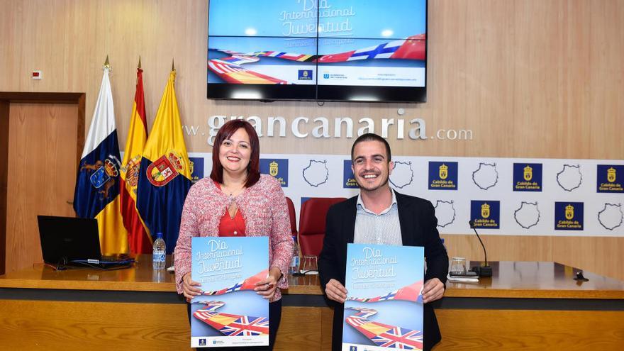 María Isabel Santana y Sergio Eiroa, durante la presentación del acto