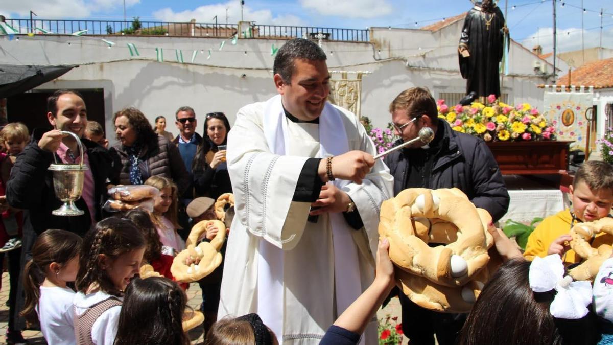 Bendición de los hornazos en Hinojosa del Duque.