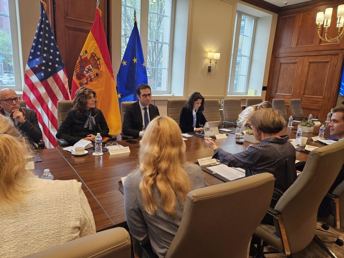 El ministro de Economía, Comercio y Empresa, Carlos Cuerpo, mantiene una reunión con empresarios estadunidenses, en la Cámara de Comercio de Estados Unidos, en Washington.