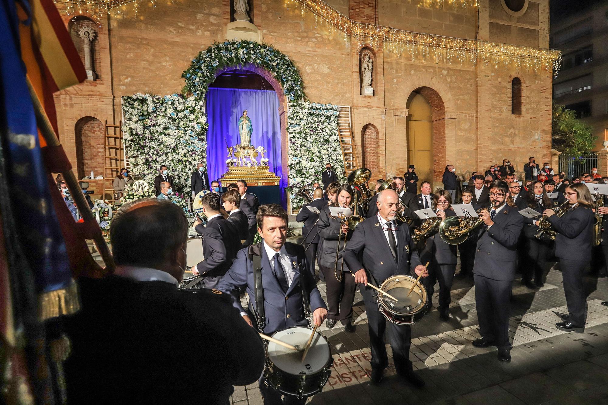 Torrevieja rinde homenaje a su patrona con una ofrenda floral