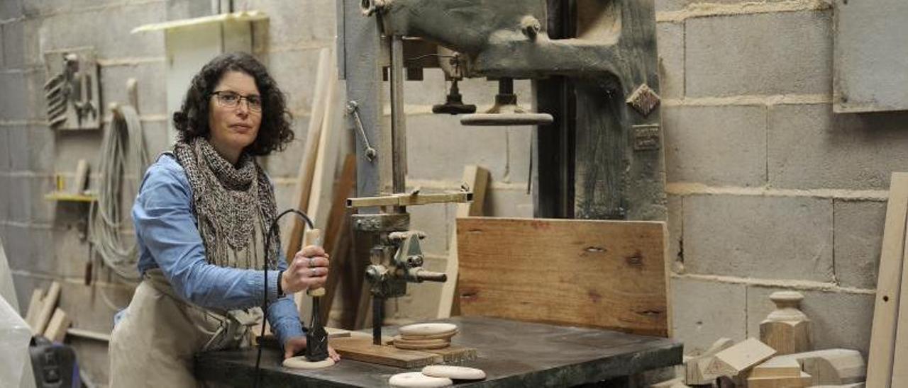 Isabel Neira en su taller de Berres (A Estrada) y sosteniendo las pajitas reutilizables para bebidas hechas de saúco. | Bernabé / Javier Lalín