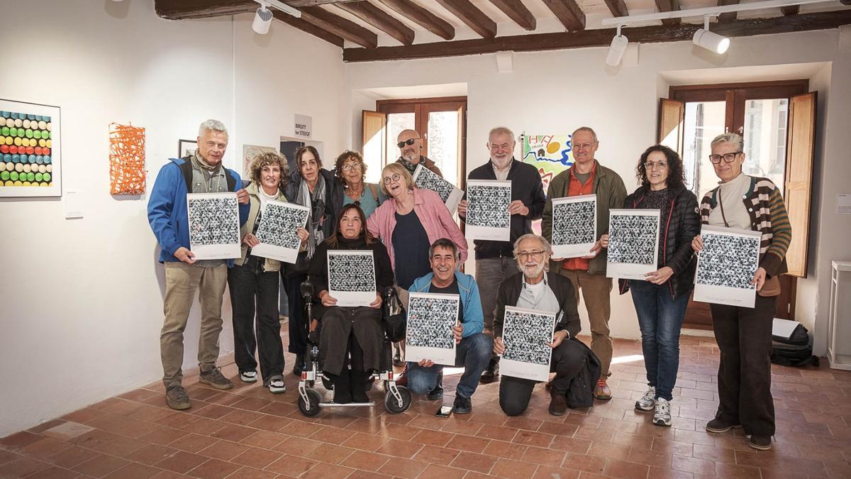 Imatge de la majoria d'artistes participants a l'exposició amb l'historiador de l'art, Enric Tubert, el dia de la inauguració a Can Viola.
