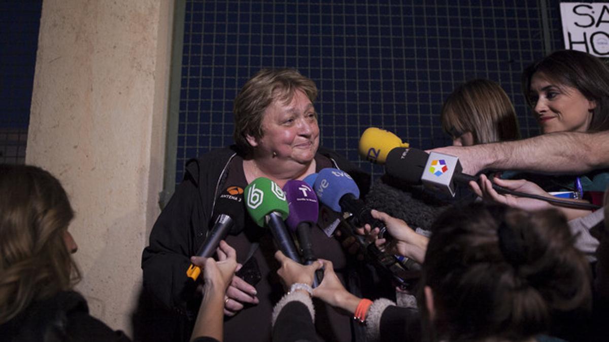 Teresa Mesa, portavoz de Teresa Romero, atiende a los medios a las puertas del Carlos III, este domingo.