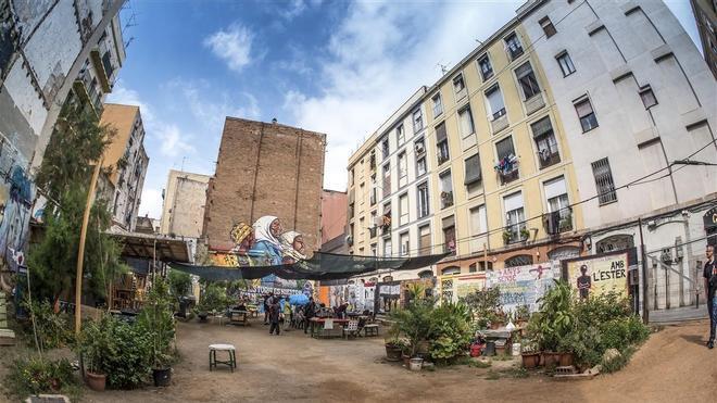 Barcelona realiza una segunda compra 'antidesahucios' en 24 horas: un solar ocupado del Raval con intrahistoria polémica