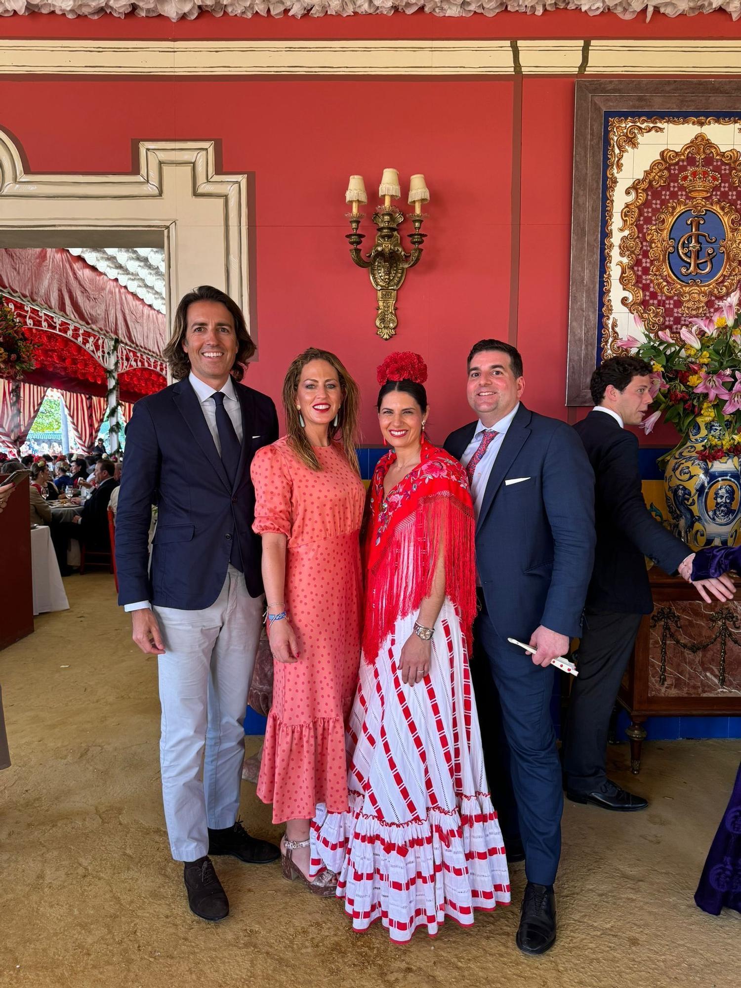 Dcha. Javier Ferreres, Belén de Mora, Leticia Ibáñez y su marido.