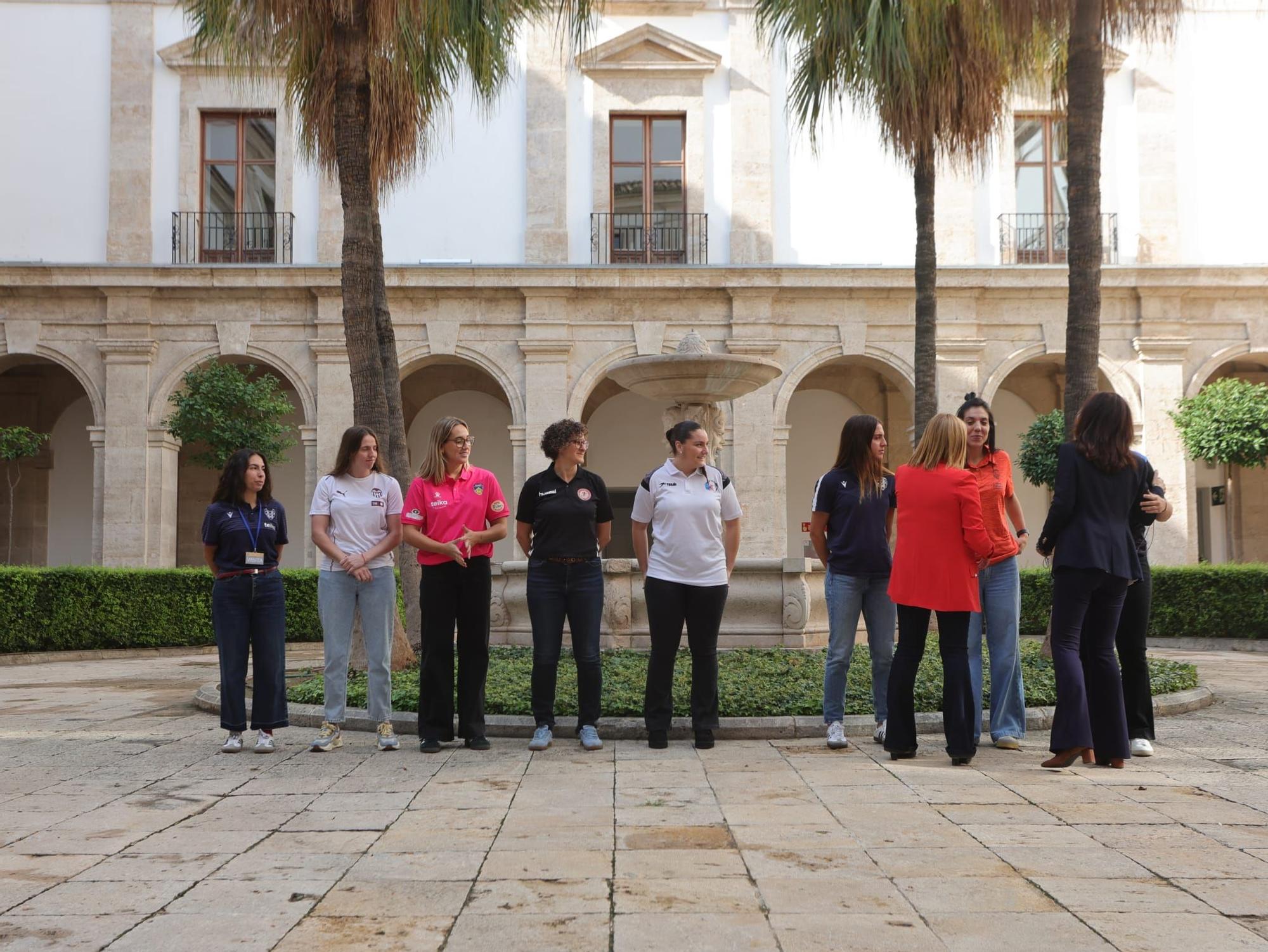 Teika presenta su apuesta por el deporte femenino ‘Juegan ellas, ganamos todos’ a la Ministra de Igualdad, Ana Redondo