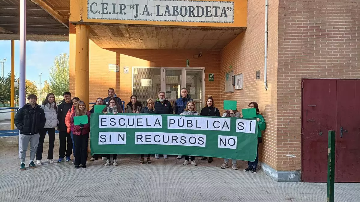 Así ha sido la segunda jornada de protestas de la escuela pública en Zaragoza: "Menos recortes, más educación"