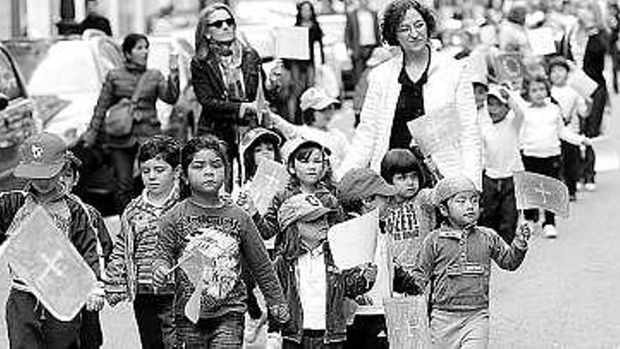 Alumnos de las Escuelas Blancas, ayer, en un desfile.