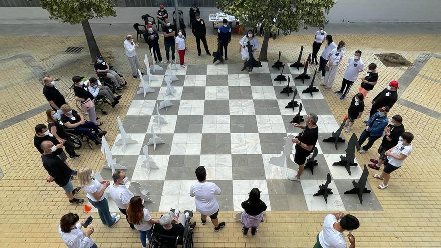 Los usuarios del Centro Ocupacional de Segorbe juegan al ajedrez gigante