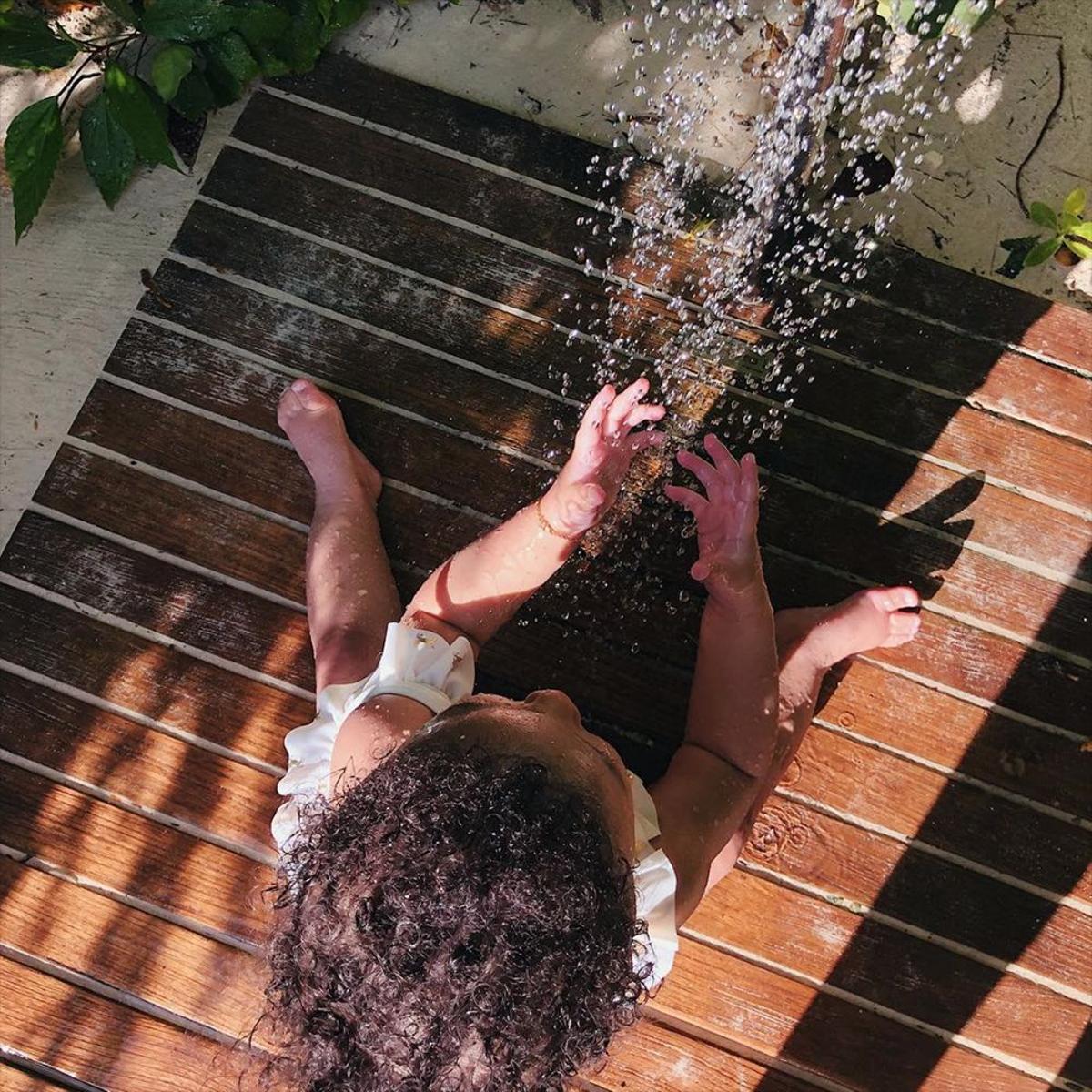 Stormi en la ducha