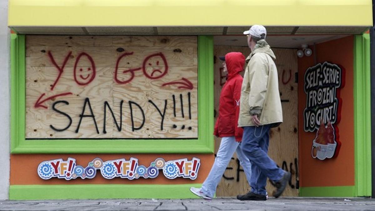 Un comercio protegido contra el Huracán 'Sandy' en Ocean City, Nueva Jersey.