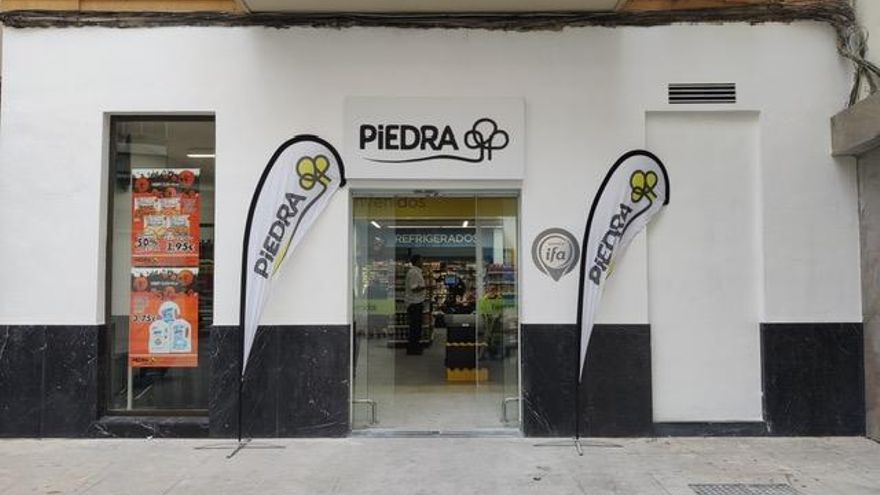 Piedra reabre su supermercado junto a Las Tendillas tras una reforma integral