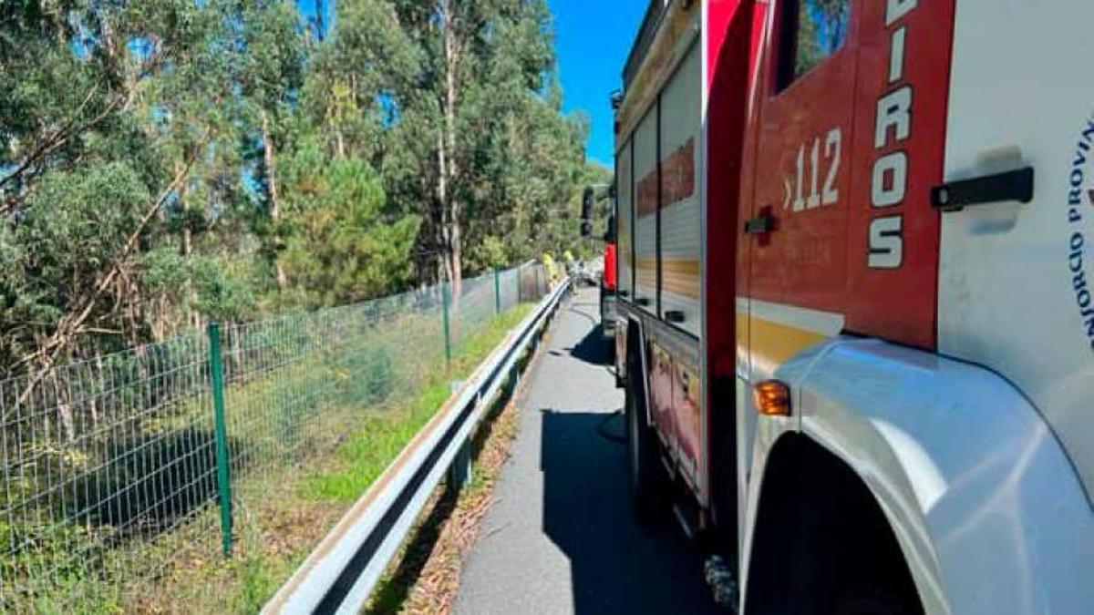 Los Bomberos de Boiro durante una intervención