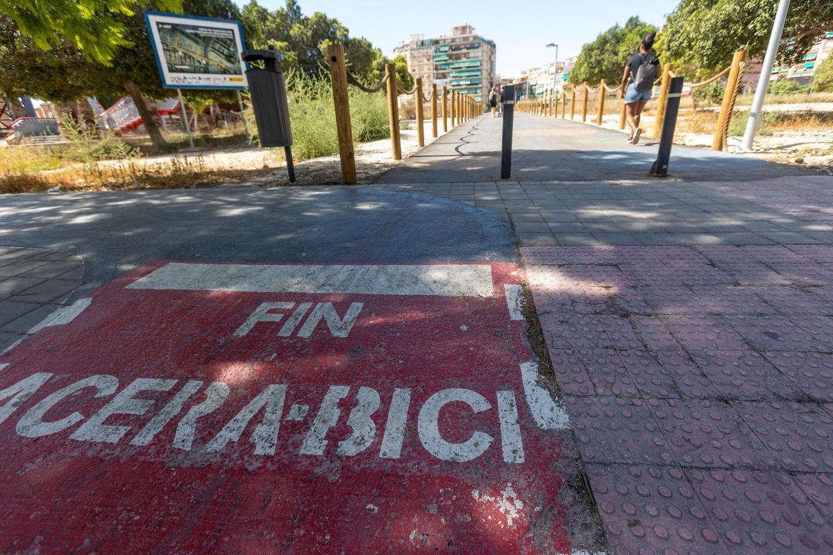 El letrero en el final de un carril bici del PAU 1.