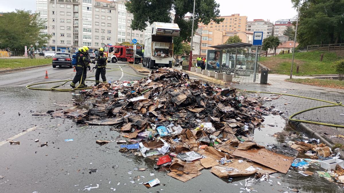 Los bomberos, junto a los residuos