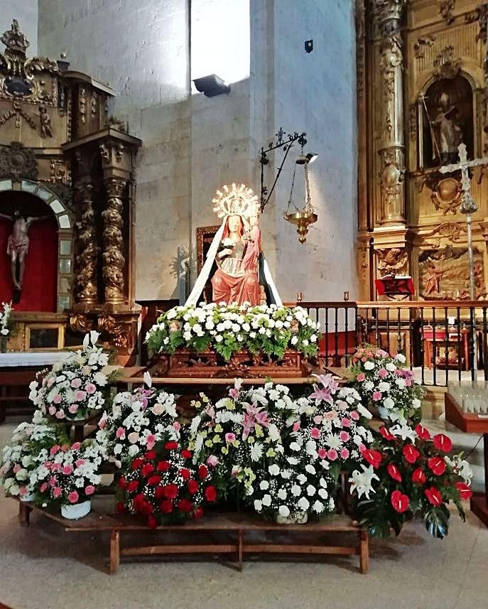 La Virgen de la Antigua adornada con flores. | A. Z.